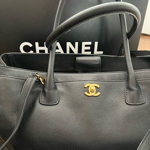 Authentic CHANEL Cerf Tote black/gold Medium $3200 retail